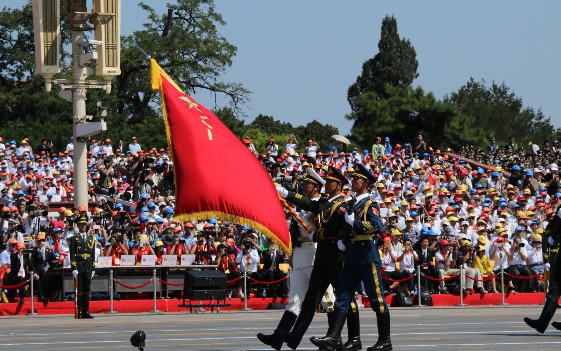 “足球公益跑活动走进社区，促进全民健身”，足球公益项目简介